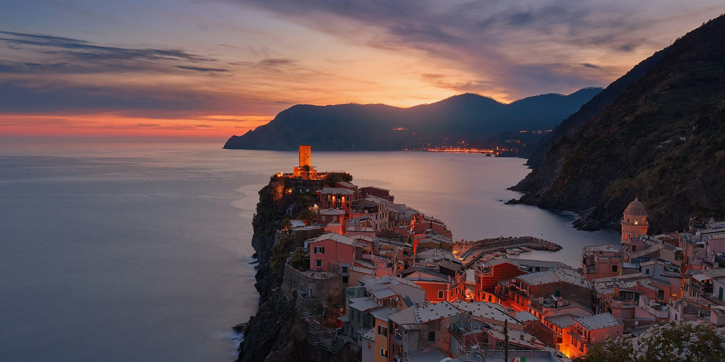 Borgo ligure sul mare al tramonto