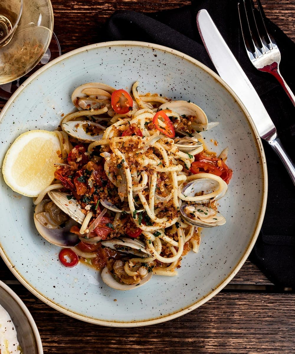 Spaghetti alle vongole in un piatto di ceramica
