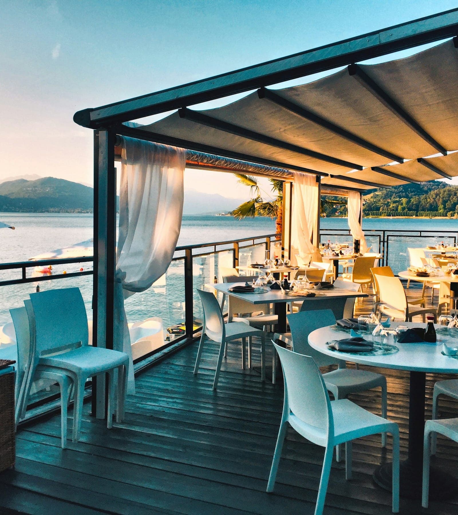 Terrazza del ristorante affacciata sul mare al tramonto
