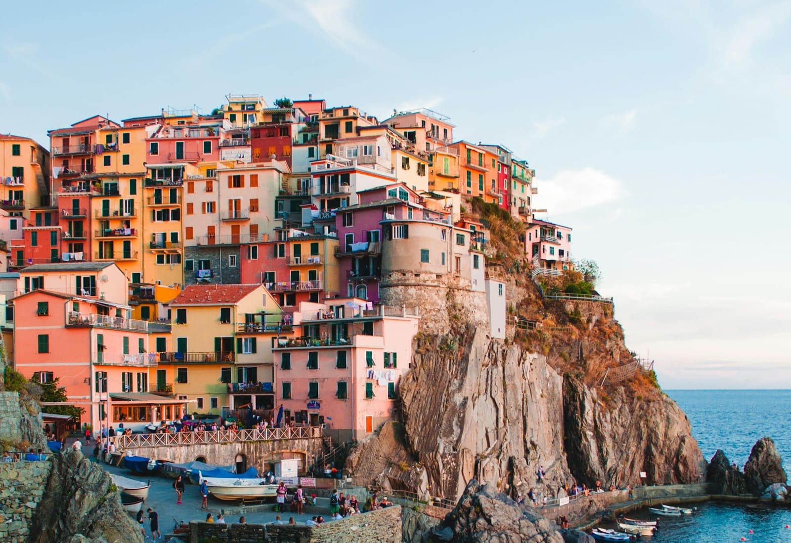 Case colorate di un borgo ligure affacciate sul mare