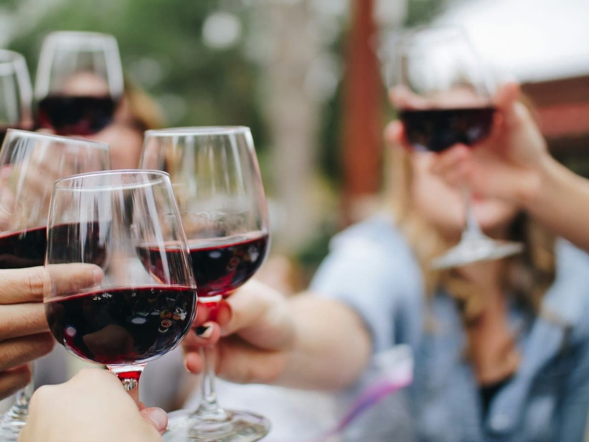 Brindisi con calici di vino rosso