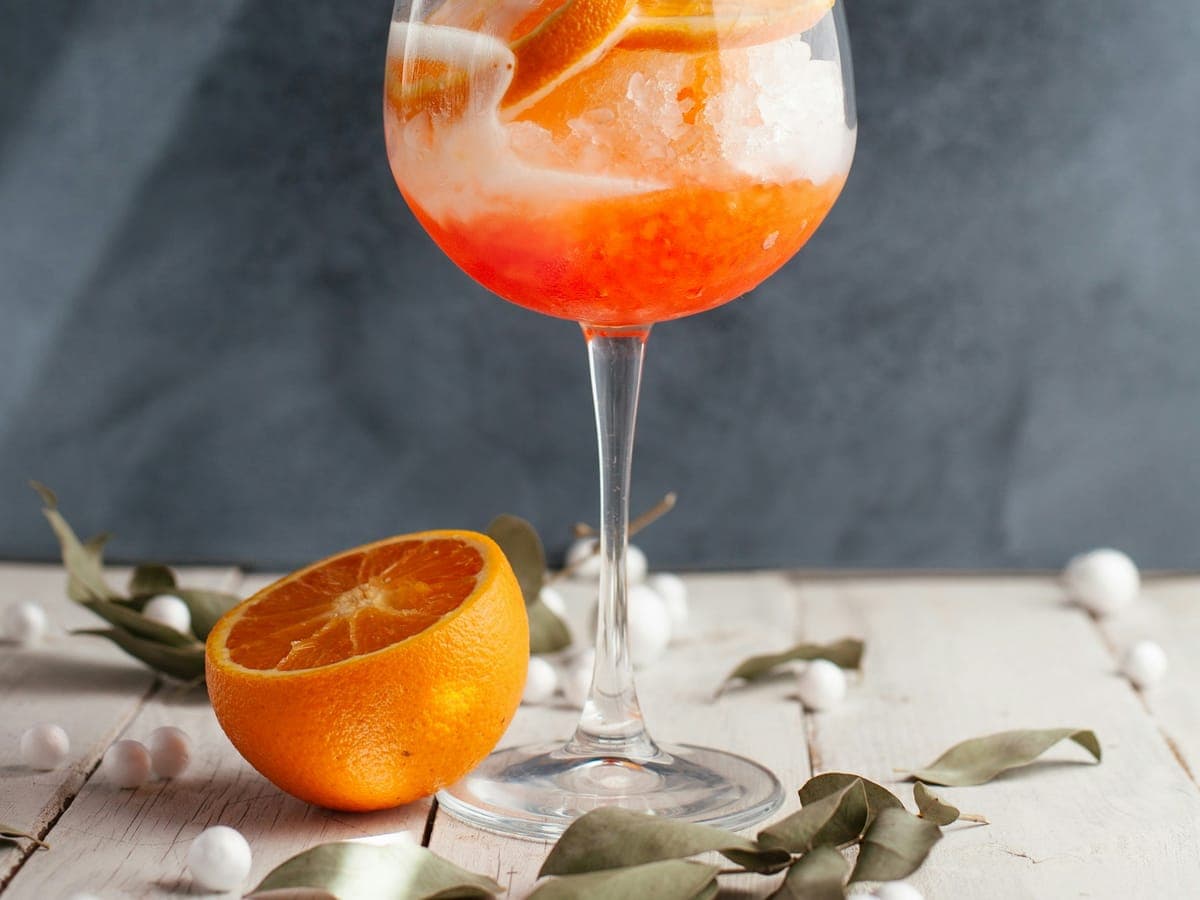 Spritz versato in un calice con ghiaccio