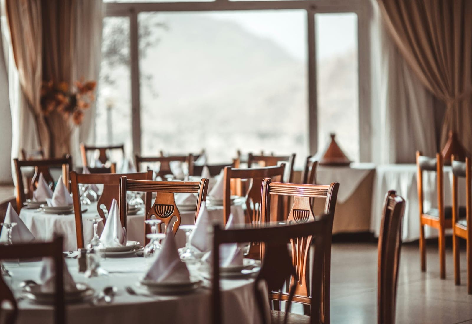 Sala elegante con tovaglie bianche e vista sul mare
