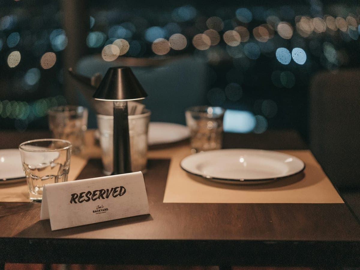Tavolo riservato con cartellino Reserved